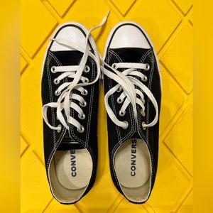 Converse size 7.5. Worn a few times, in a great condition